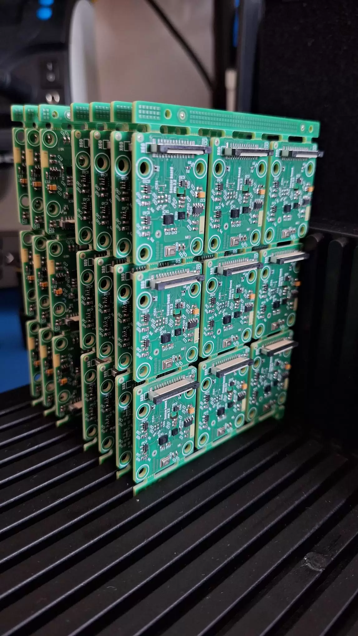 Painel com várias placas de circuito impresso (PCB) da Nodehub alinhadas para montagem industrial.