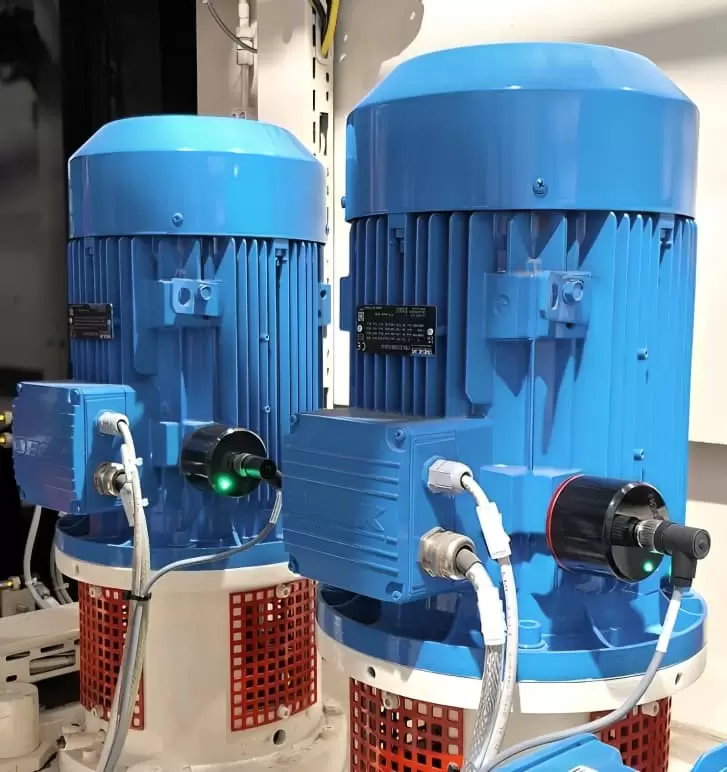 Sensor Edge instalado em dois motores elétricos industriais para análise de dados.