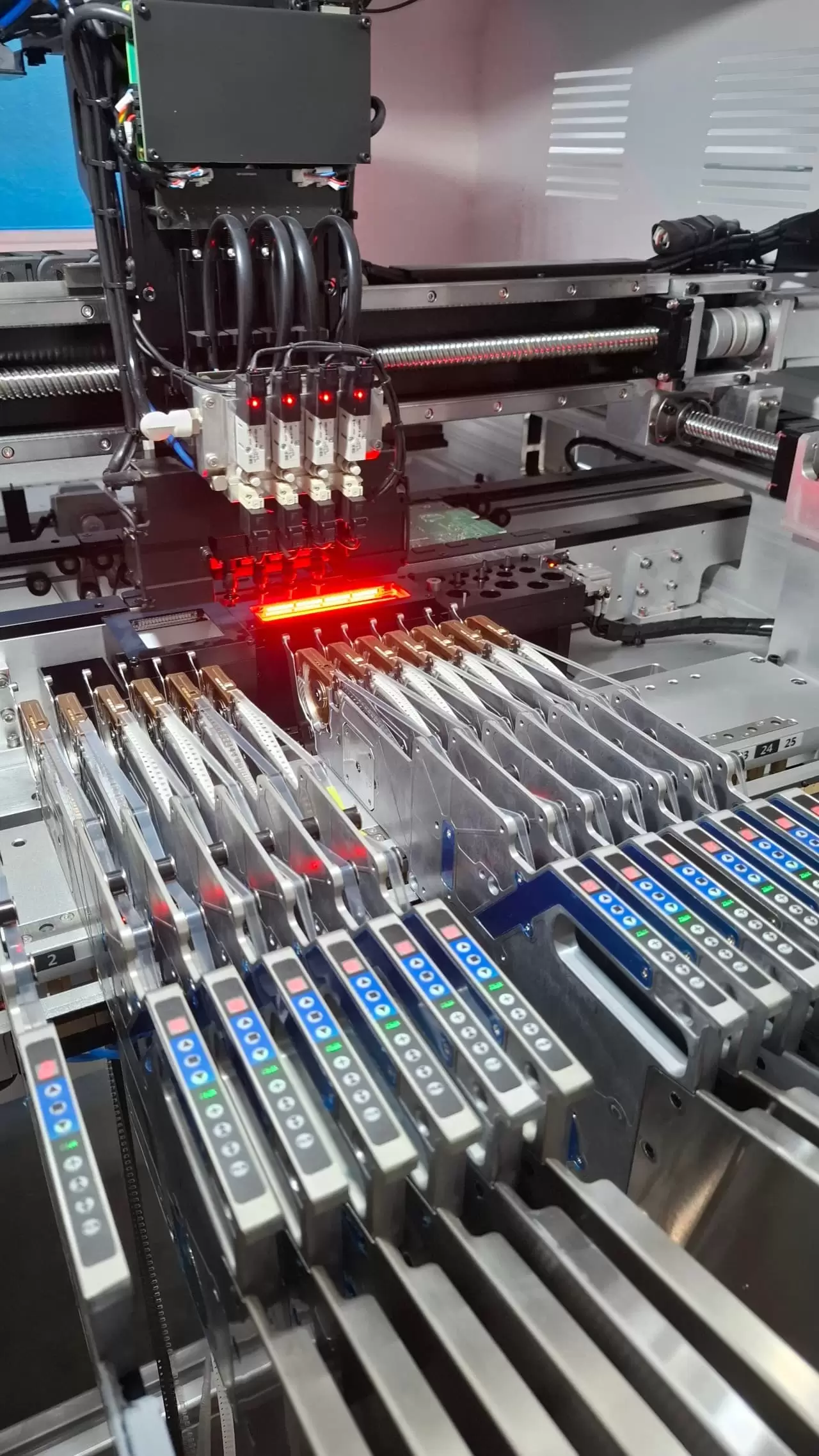 Máquina industrial de montagem de precisão colocando componentes eletrónicos em placas de circuito da Nodehub.